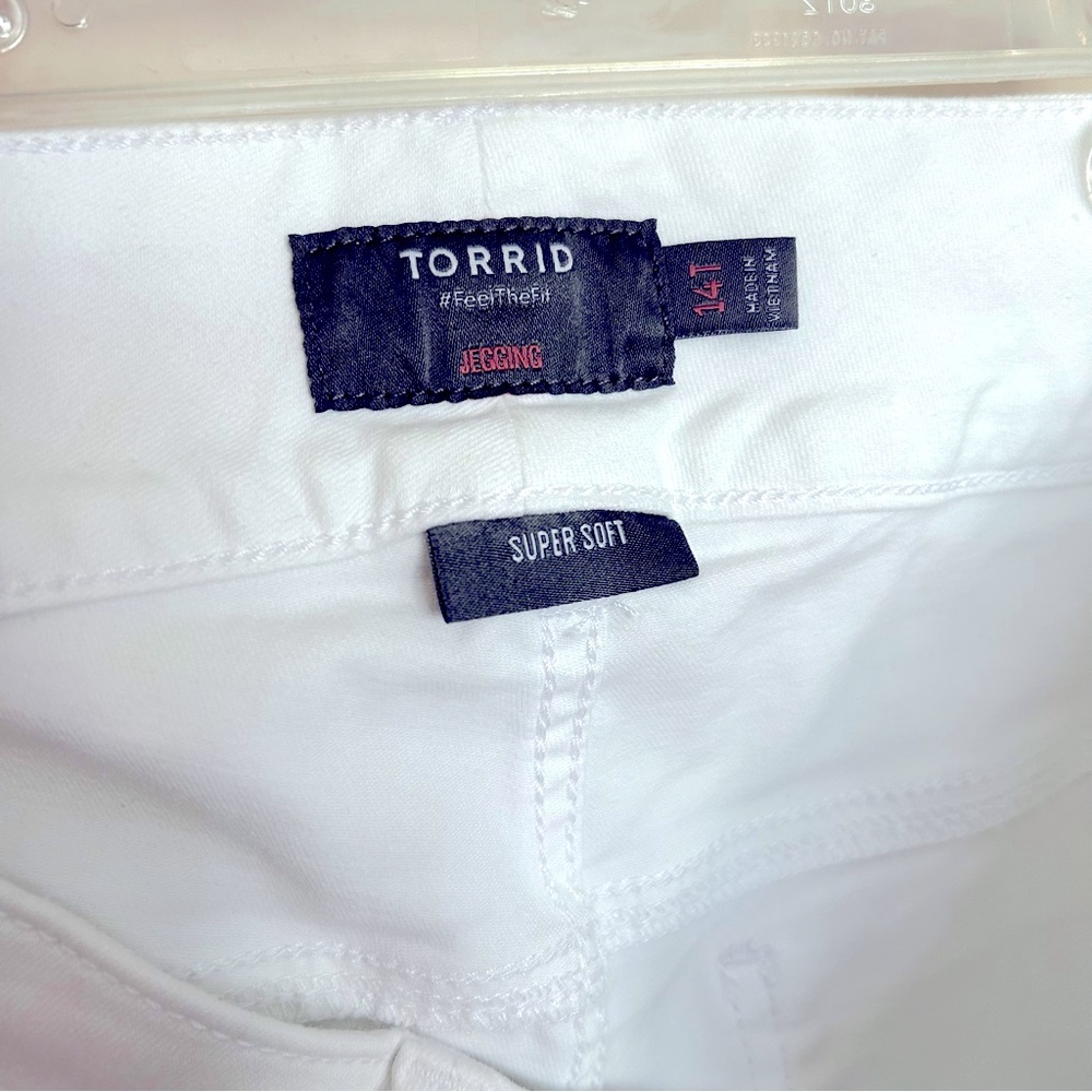 Torrid Feel The Fit 3-Button Women's White Super Soft Jeans Jegging - Picture 2 of 8